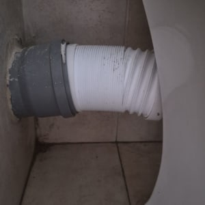 צינור מחובר לאסלה בחדר אמבטיה