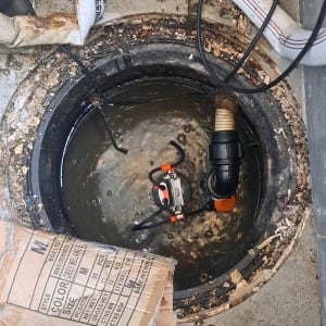 משאבה טבולה בבור מים עם צינורות וחוטי חשמל