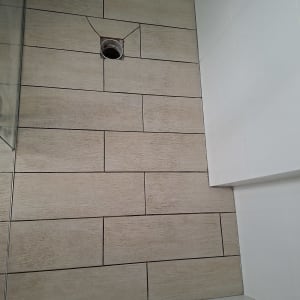 ריצוף קרמיקה עם חור לצינור