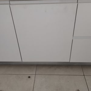 כלי עבודה על משטח מטבח עם מקדחה ומטלית