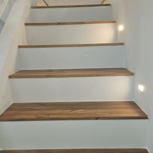 מדרגות עץ עם תאורה מובנית בקיר