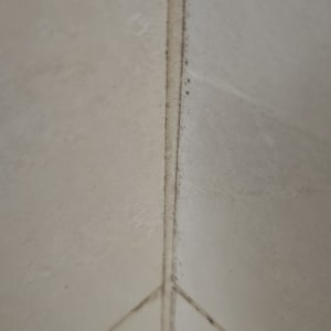 תקריב של פינת קיר עם אריחים