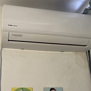 מזגן מותקן על קיר בחדר