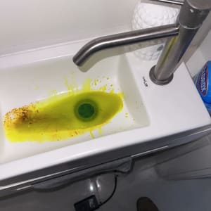 כיור עם נוזל צהוב ובדיקת נזילות