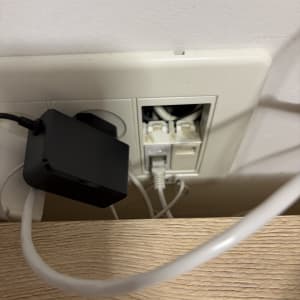 שקע חשמל עם כבלים מחוברים