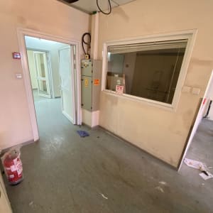 קיר עם סימני צבע ותקרה פתוחה