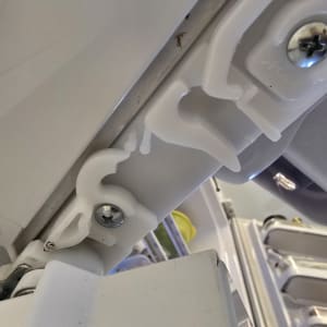 חלקי פלסטיק וברגים במקרר