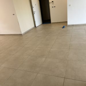 רצפה נקייה עם סמרטוט כחול על הרצפה