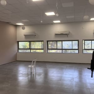 כיסא פלסטיק לבן בחדר עם קירות צבועים