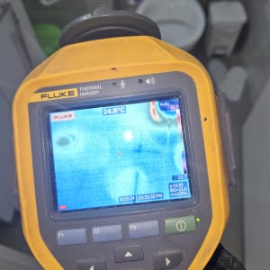 מצלמה תרמית מציגה תמונת חום בחדר אמבטיה