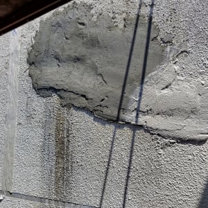 תיקון טיח על קיר חיצוני עם צללים