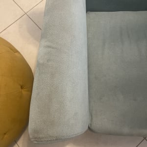 חלק מספה עם כתמים על הריפוד