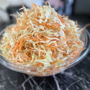 קערת סלט כרוב וגזר חתוך דק