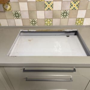 משטח שיש עם חור מלבני לכיור במטבח