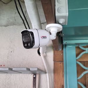 מצלמת אבטחה מותקנת על קיר עם כבלים וחיבורים