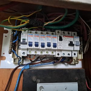 לוח חשמל עם מפסקים וחוטי חשמל צבעוניים