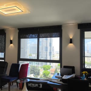 חדר עם מנורה מודרנית ותאורה על הקירות