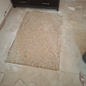 תיקון רצפה עם חצץ ואריחים שבורים