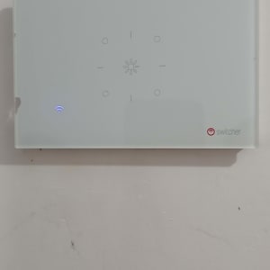 מתג חכם על קיר עם חיווי Wi-Fi
