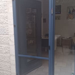 דלת אלומיניום כחולה עם זכוכית שקופה