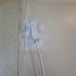 מנעול דלת עם ידית לבנה