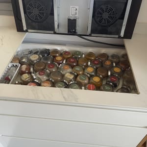 מגירת תבלינים במשטח שיש במטבח