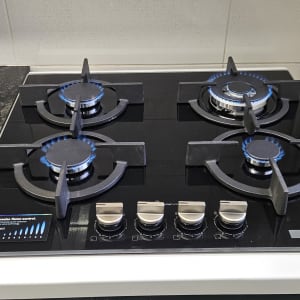 כיריים גז עם להבות כחולות במטבח מודרני