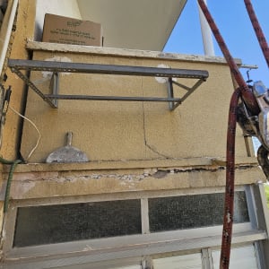 עבודות בסנפלינג לתיקון טיח וסדקים בחזית בניין