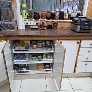 מטבח מאורגן עם מכשירי חשמל ומזווה פתוח