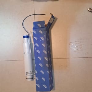 חלק פלסטיק לבן עם אריזת גרואה כחולה