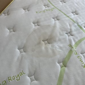 מזרן עם כתם עגול גדול על פני השטח