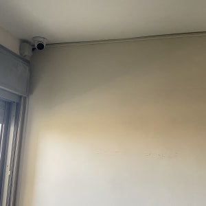 מצלמת אבטחה מותקנת בפינת תקרה בחדר