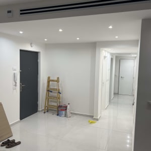 פתח מיזוג אוויר בתקרה עם תריסים אופקיים