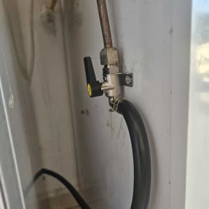 שסתום גז וצינור מחובר בקיר