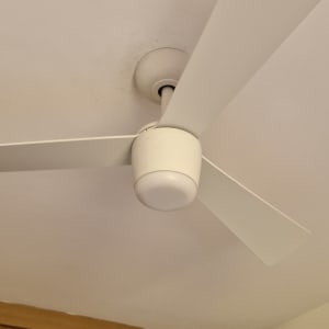 מאוורר תקרה לבן מותקן על תקרה בחדר