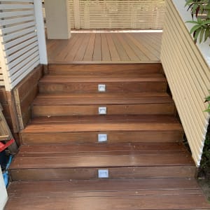 מדרגות עץ עם תאורה מובנית בגינה