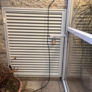 תריס עם מנעול וכבל חשמלי