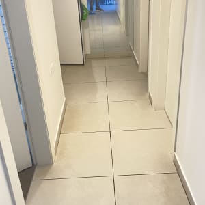 מסדרון עם דלתות ומראה, אדם משתקף במראה