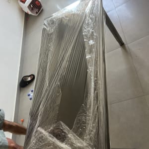 שולחן עטוף בניילון בחדר עם רצפת אריחים
