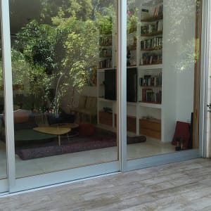 רצפה מלוכלכת עם כתמים, חלון זכוכית גדול