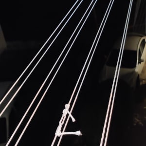 חוטי כביסה מתוחים עם קשרים