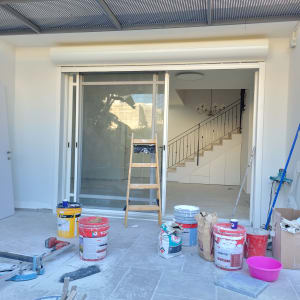 דלת הזזה מאלומיניום עם מסגרת לבנה