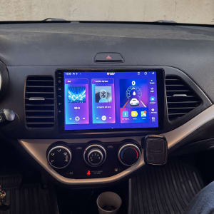 מערכת מולטימדיה ברכב עם תצוגת מסך