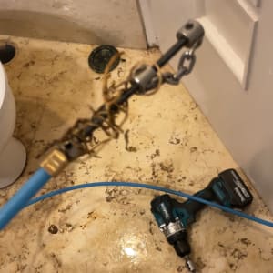 כלי עבודה וצינור על רצפת חדר אמבטיה