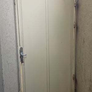 דלת עם מנעול ומנגנון סגירה עליון