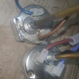 חיבורים חשמליים על גוף מתכת של דוד שמש