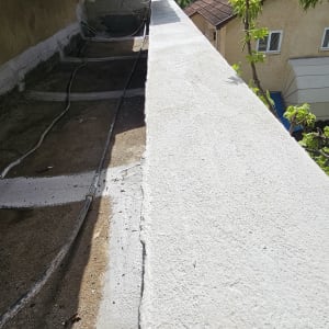 גג אטום עם שכבת איטום לבנה