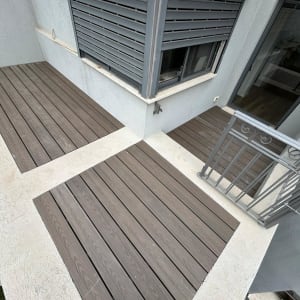 מרפסת עם דק עץ ומעקה מתכת