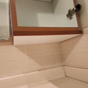 ארון מטבח פתוח עם דלת זכוכית ומדף פנימי