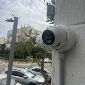 מצלמת אבטחה מותקנת על קיר חיצוני ליד רחוב